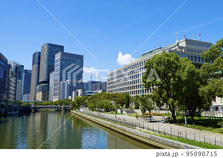 栴檀木橋（せんだんのきばし）から見た大阪市役所庁舎　大阪市　中之島 95090715