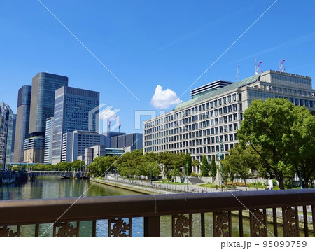 栴檀木橋(せんだんのきばし)の欄干越しに見た大阪市役所庁舎 大阪市 中之島 栴檀木橋(せんだんのきばし)の欄干越しに見た大阪市役所庁舎 大阪市 中之島 95090759