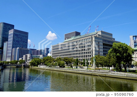栴檀木橋(せんだんのきばし)から見た大阪市役所庁舎 大阪市 中之島 栴檀木橋(せんだんのきばし)から見た大阪市役所庁舎 大阪市 中之島 95090760