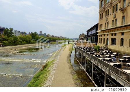 四条大橋南側右岸の東華菜館本店の床が見える風景　京都市 95090950