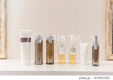 シャンプー、トリートメント、スタイリング剤のボトル、チューブ、スプレー缶 シャンプー、トリートメント、スタイリング剤のボトル、チューブ、スプレー缶 95091001