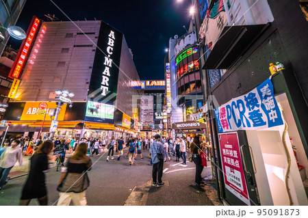 日本の東京都市景観 9月・渋谷センター街のPCR検査場。街中は大人流。9週世界最多…＝9月25日 95091873