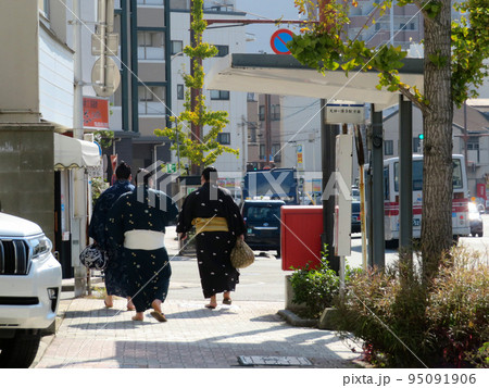 大相撲九州場所中 博多の町を歩く力士たち 95091906