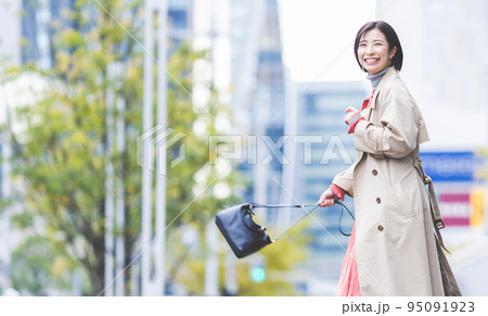 若い女性　ビジネス 95091923