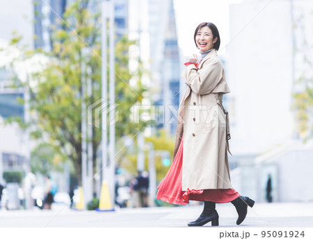 若い女性　ビジネス 95091924