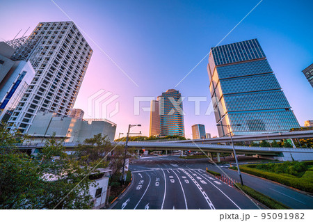 日本の東京都市景観　赤坂見附陸橋などを望む 95091982