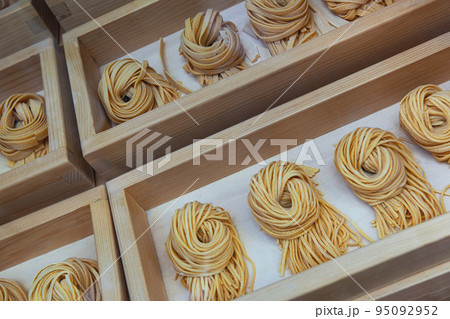 Artisanal pasta production in Italy 95092952