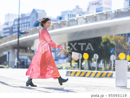 女性　ポートレート 95093119