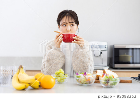 女性　ライフスタイル　食事 95093252