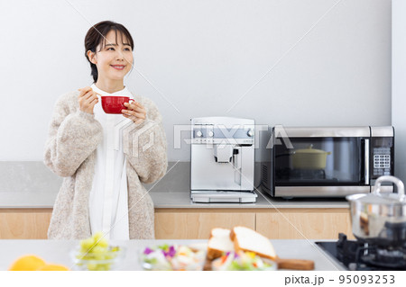 女性　ライフスタイル　食事 95093253