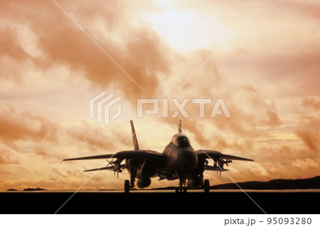 空母の上のF-14A TOMCAT VF-84 夕日バック 95093280