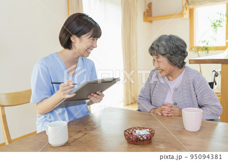 利用者の話を聞く女性医療従事者 利用者の話を聞く女性医療従事者 95094381