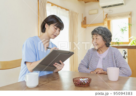 利用者の話を聞く女性医療従事者 95094383