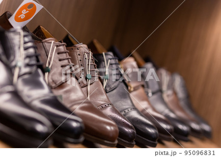 Leather shoes were lined up on the store shelves. 95096831