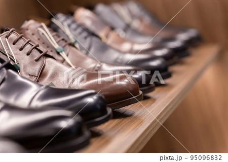Leather shoes were lined up on the store shelves. 95096832
