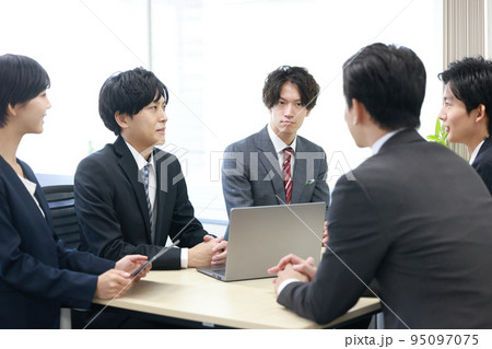 打ち合わせする_ビジネスパーソン5人_1 95097075