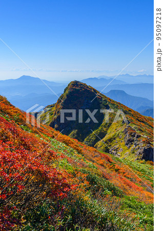 紅葉の谷川岳山頂から見た絶景・トマの耳 95097218