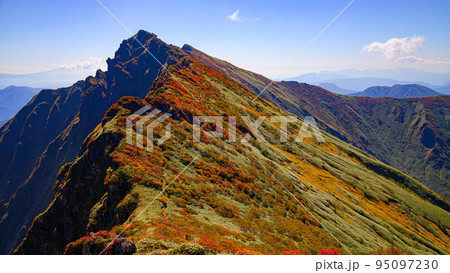 秋の谷川岳・一ノ倉岳より望む絶景 95097230