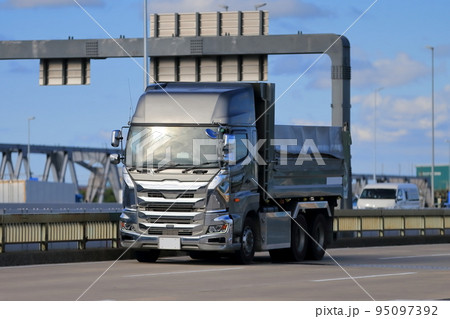 走行中のダンプトラック　イメージ 95097392