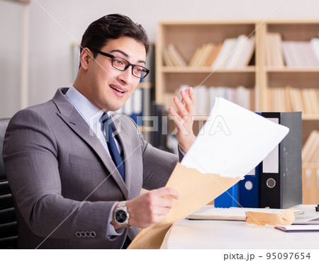 Businessman receiving letter in the office 95097654