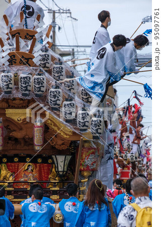 神戸灘のだんじり祭り。大都会の中で43台のだんじりが町中を練り歩く。 神戸灘のだんじり祭り。大都会の中で43台のだんじりが町中を練り歩く。 95097761