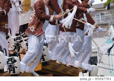 神戸灘のだんじり祭り。大都会の中で43台のだんじりが町中を練り歩く。 神戸灘のだんじり祭り。大都会の中で43台のだんじりが町中を練り歩く。 95097763