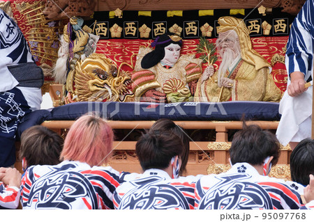 神戸灘のだんじり祭り。大都会の中で43台のだんじりが町中を練り歩く。 神戸灘のだんじり祭り。大都会の中で43台のだんじりが町中を練り歩く。 95097768