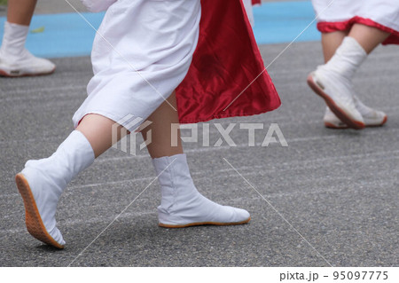 神戸灘のだんじり祭り。大都会の中で43台のだんじりが町中を練り歩く。 神戸灘のだんじり祭り。大都会の中で43台のだんじりが町中を練り歩く。 95097775