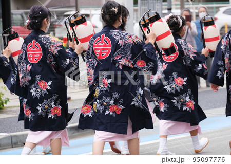 神戸灘のだんじり祭り。大都会の中で43台のだんじりが町中を練り歩く。 95097776