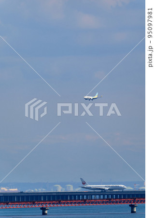 着陸しようとしている航空機 着陸しようとしている航空機 95097981