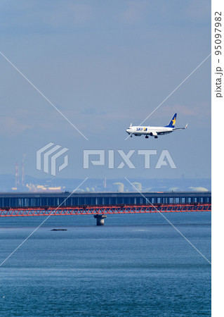 着陸しようとしている航空機 95097982