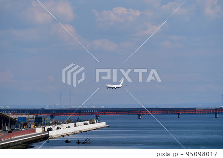 着陸しようとしている航空機 95098017