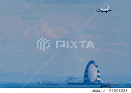 着陸しようとしている航空機 着陸しようとしている航空機 95098023