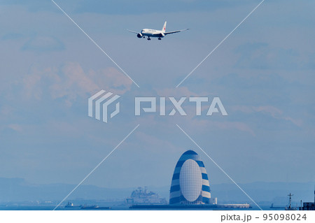 着陸しようとしている航空機 着陸しようとしている航空機 95098024