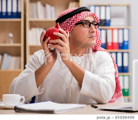 Arab businessman working in the office 95098490