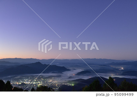 鳥見山からの宇陀盆地の雲海 95099499