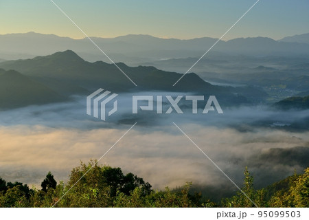 鳥見山からの宇陀盆地の雲海 95099503