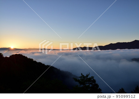 野迫川村の雲海 野迫川村の雲海 95099512