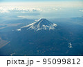 空から見た美しい富士山 95099812
