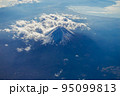 空から見た美しい富士山 95099813