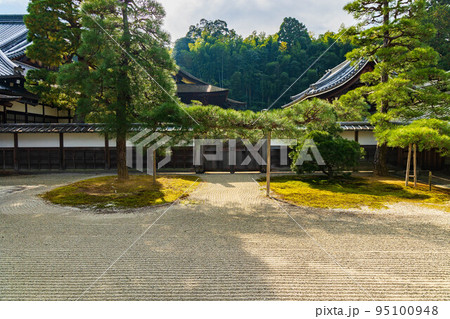 京都東山の秋 紅葉の泉涌寺 本坊 京都東山の秋 紅葉の泉涌寺 本坊 95100948