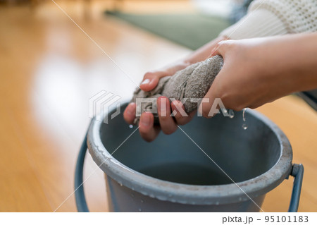 雑巾を絞る女性 雑巾を絞る女性 95101183
