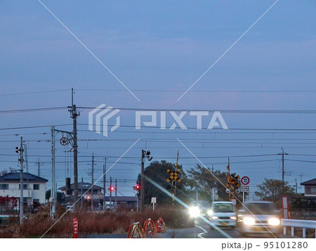 群馬県 東武伊勢崎線 伊 第480号踏切道。南→北。道路拡幅と踏切建替え予定。2013-12夕景 95101280