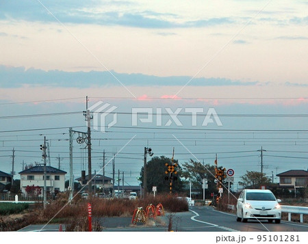 東武伊勢崎線 伊 第480号踏切道。南→北。鉄鋼製の踏切に建て替え予定。群馬県。2013-12夕景 95101281