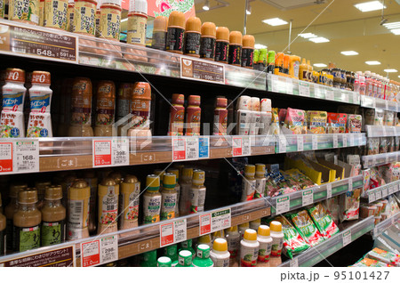 【大阪府】10月・物価上昇で節約する主婦 95101427