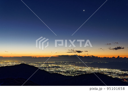 夜明けの丹沢・塔ノ岳から大山・表尾根と湘南の夜景 夜明けの丹沢・塔ノ岳から大山・表尾根と湘南の夜景 95101658