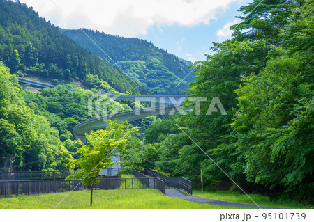 奥秩父もみじ湖 滝沢ダム ダム下の風景 ループ橋方向 初夏の季節 奥秩父もみじ湖 滝沢ダム ダム下の風景 ループ橋方向 初夏の季節 95101739