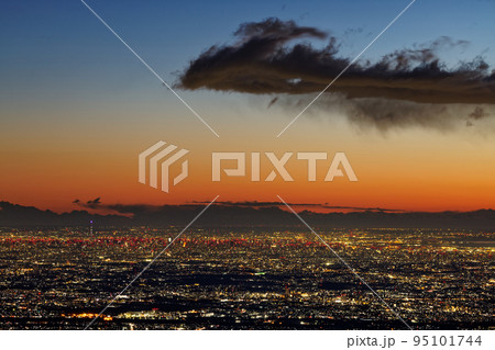 丹沢・塔ノ岳から朝焼け空と都心のビル群・東京スカイツリー 丹沢・塔ノ岳から朝焼け空と都心のビル群・東京スカイツリー 95101744