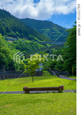 奥秩父もみじ湖　滝沢ダム　ダム下の風景　ループ橋方向　初夏の季節 95101769