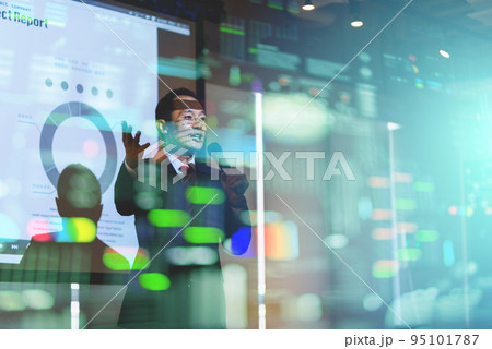 セミナーをする男性 95101787